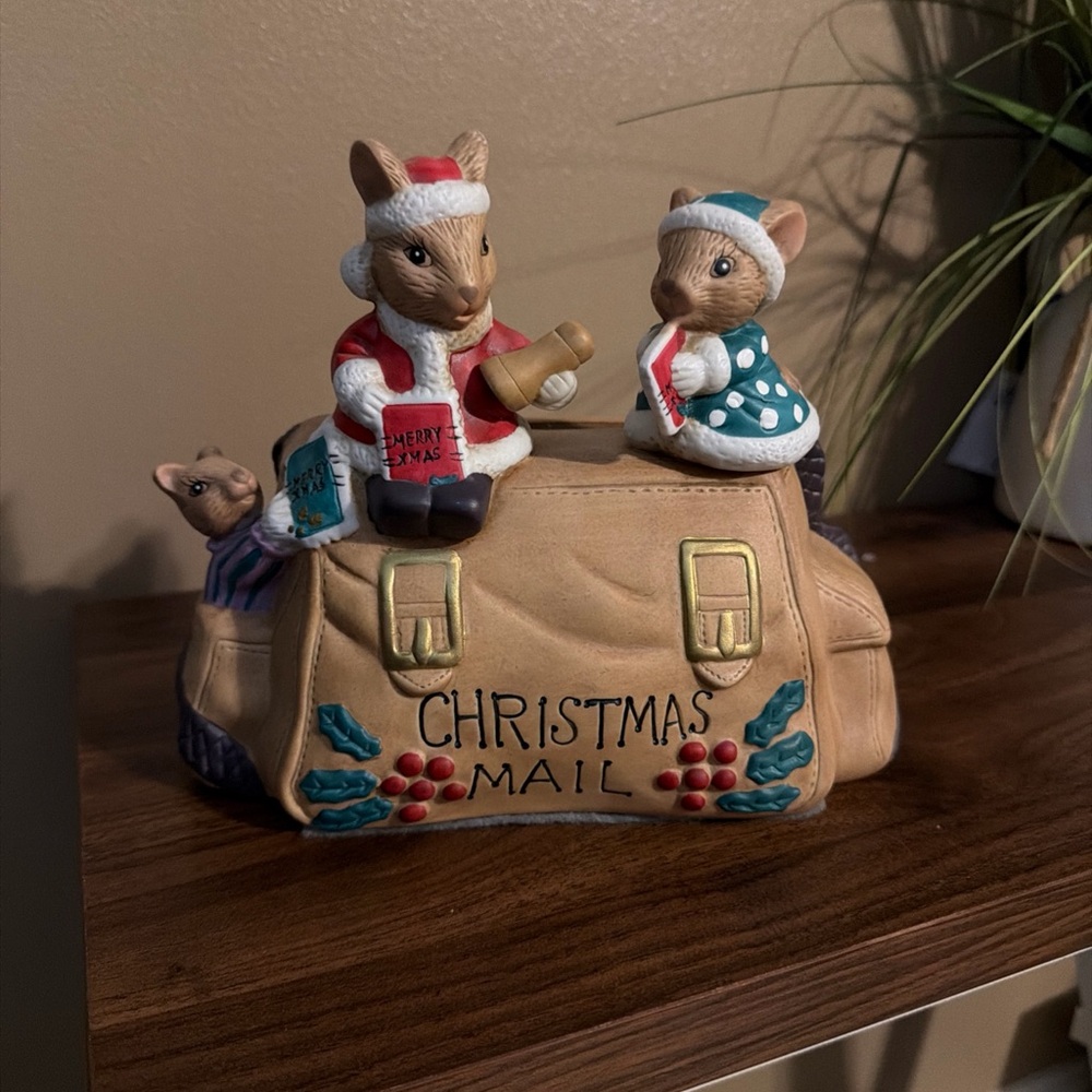 Vintage mouse Christmas mail card holder